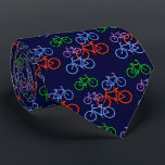 Cravate Bicyclettes lumineuses sur Motif bleu marine<br><div class="desc">Voici un cravate de nouveauté amusant qui égaye n'importe quelle chemise ou costume! Des vélos rouge, bleu, violet et vert aux couleurs vives sont disséminés dans un arrière - plan bleu marine foncé. Parfait pour tout type qui aime faire du vélo, ou juste pour s'amuser ! Cette cravate a le...</div>