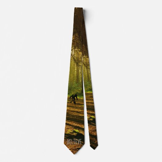Cravate Bigfoot avec raquette de tennis dans la forêt (Devant)