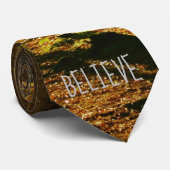 Cravate Bigfoot avec raquette de tennis dans la forêt (Roulé)