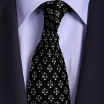 Cravate Black Scales of Justice Lawyer<br><div class="desc">Cette conception classique et conservatrice présente les échelles de justice rendues dans une variété d'arrière - plans colorés et est idéale pour un avocat, avocat, procureur, juge, parajuriste, ou même un étudiant en droit célébrant l'obtention du diplôme ou de réussir l'examen de barre. Créez un ensemble cadeau unique en son...</div>