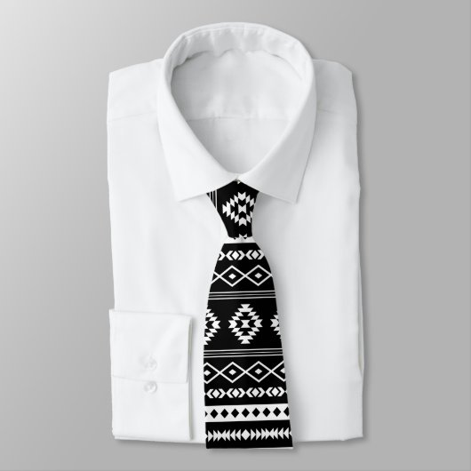 Cravate Blanc aztèque sur des motifs mélangés noirs Motif (Attaché)