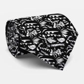 Cravate blanc floral sur fond noir texture art motif (Roulé)