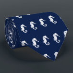 Cravate Blanc orienté d'hippocampe nautique sur la marine<br><div class="desc">Une sélection unique de cravate comportant un motif vintage blanc d'illustration d'hippocampe de la marine |.</div>