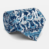 Cravate Bleu Blanc Rétro Ikat Motif 2 Initiales Monogramme (Roulé)