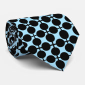 Cravate Bleu clair avec géométrie noire (Roulé)