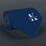 Cravate Bleu de la Ligue Ivy | Élégant Monogramme Nom |Deu<br><div class="desc">Une cravate élégante avec un monogramme blanc audacieux sur un arrière - plan bleu de la Ligue Ivy. En plus de ce monogramme est inscrit votre prénom ou nom de famille dans toutes les capitales. Si vous préférez un look plus audacieux pour le nom personnel à l'intérieur de la grande...</div>