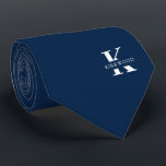 Cravate Bleu de la Ligue Ivy | Élégant Monogramme Nom |Sur<br><div class="desc">Une élégante cravate à un côté avec un monogramme blanc audacieux à travers un arrière - plan bleu Ivy League. En plus de ce monogramme est inscrit votre prénom ou nom de famille dans toutes les capitales. Si vous préférez un look plus audacieux pour le nom personnel à l'intérieur de...</div>