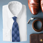 Cravate Bleu écossais Tartan Chic Motif élégant<br><div class="desc">Ce design est composé d'un motif écossais bleu simple et élégant #tartan #scottish #fashion #fashion #stylish #branché #cravates #suitaccessoires #cadeaux #cadeaux #giftsforhim #giftsforgars #giftsformen</div>