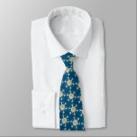 Cravate Bleu et blanc Flocon de neige Mandala Avec Or et V<br><div class="desc">Un motif de mandala moderne bleu et blanc aux accents dorés et verts sur un arrière - plan bleu océan.</div>