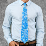 Cravate Bleu Fâcheux Et Motif Blanc<br><div class="desc">Les tourbillons abstraits blancs sur un arrière - plan bleu vif sont une combinaison attrayante qui attire l'attention, où qu'elle soit présentée. Le contraste entre le bleu cool et le blanc foncé donne un aspect esthétique qui se démarque, tandis que les tourbillons apportent mouvement et profondeur à la pièce. Un...</div>