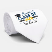 Cravate Bleu Jaune Typographie Engin de graduation (Roulé)