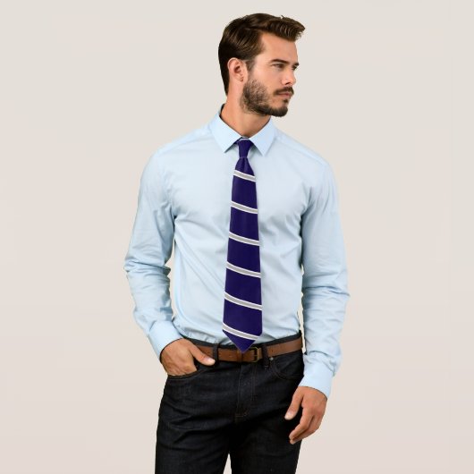 Cravate Bleu marine avec rayures gris et blanc (En situation)