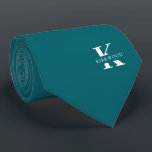 Cravate Bleu Peacock | Élégant Monogramme Nom | Deux côtés<br><div class="desc">Une élégante cravate à deux côtés avec un monogramme blanc audacieux sur un arrière - plan bleu paon verdâtre. En plus de ce monogramme est inscrit votre prénom ou nom de famille dans toutes les capitales. Si vous préférez un look plus audacieux pour le nom personnel à l'intérieur de la...</div>
