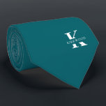 Cravate Bleu Peacock | Élégant Monogramme Nom | Sur un côt<br><div class="desc">Une élégante cravate à un côté avec un monogramme blanc audacieux sur un arrière - plan Peacock Blue. En plus de ce monogramme est inscrit votre prénom ou nom de famille dans toutes les capitales. Si vous préférez un look plus audacieux pour le nom personnel à l'intérieur de la grande...</div>