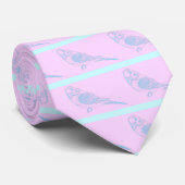 Cravate Bleu sur le dessin rose de perruche (Roulé)