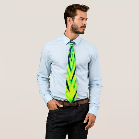Cravate Boho Tie Dye Neon Vert Jaune Bleu Motif feuille (En situation)