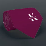 Cravate Boysenberry | Élégant Monogramme Nom | sur un côté<br><div class="desc">Une élégante cravate à un côté avec un monogramme blanc audacieux sur fond de Boysenberry violet. En plus de ce monogramme est inscrit votre prénom ou nom de famille dans toutes les capitales. Si vous préférez un look plus audacieux pour le nom personnel à l'intérieur de la grande lettre, vous...</div>
