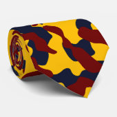 Cravate Camo rouge profond en bleu clair et jaune foncé (Roulé)