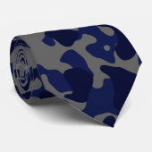 Cravate Camouflage bleu foncé en gris et bleu profond (Roulé)