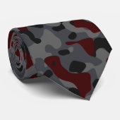 Cravate Camouflage en rouge foncé, gris et noir (Roulé)