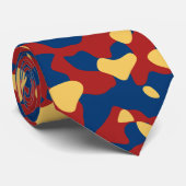 Cravate Camouflage rouge gras en jaune doré et bleu marine (Roulé)