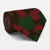 Cravate Camouflage rouge profond en vert foncé et noir (Roulé)