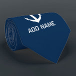Cravate Capitaine d'ancre marine bleue<br><div class="desc">cravate du capitaine de bateau à ancre marine bleu et blanc sur mesure. Accessoire de costume de mode personnalisé avec logo d'ancre de navire. Accessoires maritimes pour les amateurs de voile et de voile. Couleur personnalisable. Cool Noël, Fête des pères, Mariage ou fête d'anniversaire cadeau pour amis, père, père, mari,...</div>