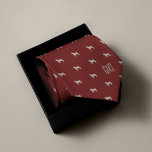 Cravate Carlins Motif Monogramme<br><div class="desc">La cravate rouge vif est communément appelée la "cravate de puissance" mais c'est une cravate de "puissance de carlin". Personnalisez ce design de carlins amusants avec un monogramme pour en faire un cadeau parfait pour les propriétaires de carlins. Vous cherchez une couleur différente ? Pas de problème ! Cliquez simplement sur...</div>