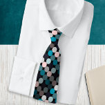 Cravate Cercles Abstraits modernes modérés<br><div class="desc">Cette cravate élégante est ornée d'un motif de cercles aux tons rose et turquoise,  sur un arrière - plan noir. Les gradations lumineuses et ombragées donnent de la profondeur à la conception,  qui est adapté à la fois à l'utilisation quotidienne et à des événements plus formels.</div>