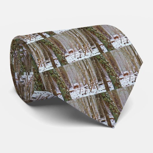 Cravate Cerf dans la neige, lécher la jambe (Roulé)