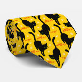 Cravate Chat noir marchant dans la rue (Roulé)