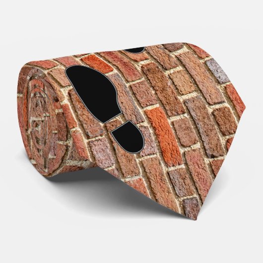 Cravate Chaussures Marchent Sur La Route De Brique (Roulé)