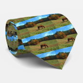 Cravate Cheval Brown rouge, arbres de chute, ciel bleu (Roulé)