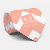 Cravate Chevron rose et blanc de corail avec le monogramme (Roulé)