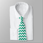 Cravate Chevron Zig Zag Motif Emerald Green White Chic<br><div class="desc">Motif chevron classique,  couleur vert émeraude nordique scandinave et décoration et cadeaux maison blancs. Chevron zigzag v en forme de motif traditionnel boho cravate esthétique mariage .</div>