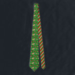 Cravate Chiens de Guinée festifs à l'allure de Noël<br><div class="desc">Entrez dans l'esprit des fêtes avec cette cravate à thème Noël. Il présente des illustrations de style réaliste de cobayes dans des chapeaux et foulards festifs du Père Noël dressés contre un arrière - plan vert à l'motif de flocons de neige blancs. L'envers a un motif de coordination de rayures...</div>