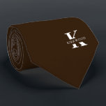 Cravate Chocolat Brown Élégant Monogramme   Nom<br><div class="desc">Une cravate élégante avec un monogramme blanc audacieux à travers un riche arrière - plan Brown au chocolat. En plus de ce monogramme est inscrit votre prénom ou nom de famille dans toutes les capitales. Si vous préférez un look plus audacieux pour le nom personnel à l'intérieur de la grande...</div>