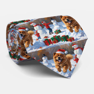 Cravate Chow Chow courant dans la neige avec un chapeau de