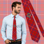 Cravate Cimier Rose de clan sur Tartan<br><div class="desc">badge de crête Rose clan entouré d'une sangle et boucle sur l'arrière - plan tartan. Texte personnalisé.</div>