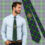 Cravate Clan Farquharson Crest sur Tartan<br><div class="desc">Clan Farquharson badge crête entouré d'une sangle et boucle sur l'arrière - plan tartan. Texte personnalisé.</div>