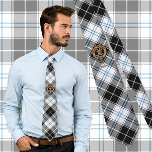 Cravate Clan Forbes Crest sur la robe Tartan