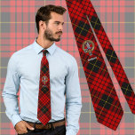 Cravate Clan MacQueen Crest sur Tartan<br><div class="desc">Clan MacQueen badge en crête entouré d'une sangle et boucle sur fond tartan. Texte personnalisé.</div>