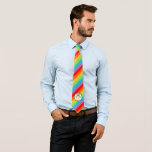 Cravate Clown avec perruque arc-en-ciel personnalisé<br><div class="desc">Créez votre propre cravate personnalisé. Cette cravate de costume pour hommes à rayures arc-en-ciel présente une illustration d'un clown portant une perruque de couleur arc-en-ciel, un nez de clown rouge et une cravate d'arc à pois jaunes et est prête à être customisée avec un nom ou un autre texte personnalisé....</div>