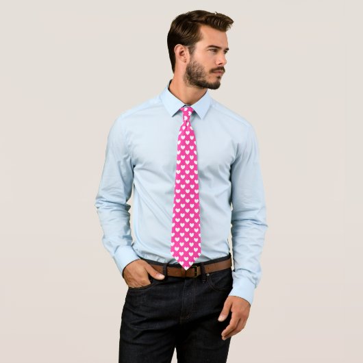 Cravate Coeurs polka blanc sur rose fuchsia (En situation)