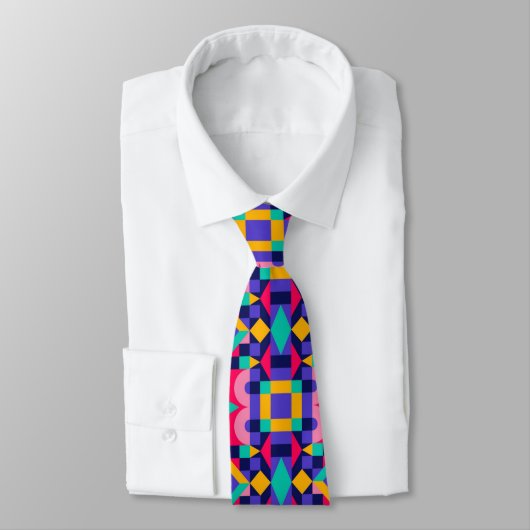 Cravate Colorful geometric-patterned tie displayed  (Attaché)