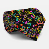 Cravate Confettis Colorés Lancés Sur Fond Noir (Roulé)