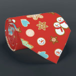 Cravate Cookies de Noël à motifs Red Festive<br><div class="desc">Une mignonne cravate de Noël à motifs de biscuits de Noël à la décoration festive sous la forme de flocons de neige,  de bonhomme de neige,  d'arbres de Noël,  d'ornements et d'étoiles.</div>