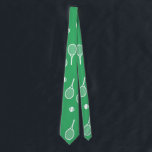 Cravate Cool Blanc Retro Raquettes de Tennis Motif Vert<br><div class="desc">Raquettes de tennis blanc et vert Motif pour lui | Court De Tennis D'Été. Cadeau pour joueur de tennis, match de tennis en raquette blanche sur un arrière - plan vert. Cadeau personnalisé pour un joueur de tennis. Joueurs de tennis branchés décoration maison. Des cadeaux de joueurs de tennis modernes...</div>