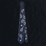 Cravate Cool Blanc Retro Tennis Racquets Motif Marine Bleu<br><div class="desc">Raquettes de Tennis Blancs et bleu marine Motif Pour lui | Court De Tennis D'Été. Cadeau pour joueur de tennis, match de tennis en raquette blanche sur un arrière - plan bleu marine. Cadeau personnalisé pour un joueur de tennis. Joueurs de tennis branchés décoration maison. Des cadeaux de joueurs de...</div>