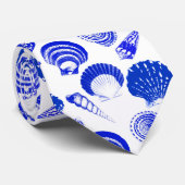Cravate Coquillages - bleu cobalt sur un arrière - plan bl (Roulé)